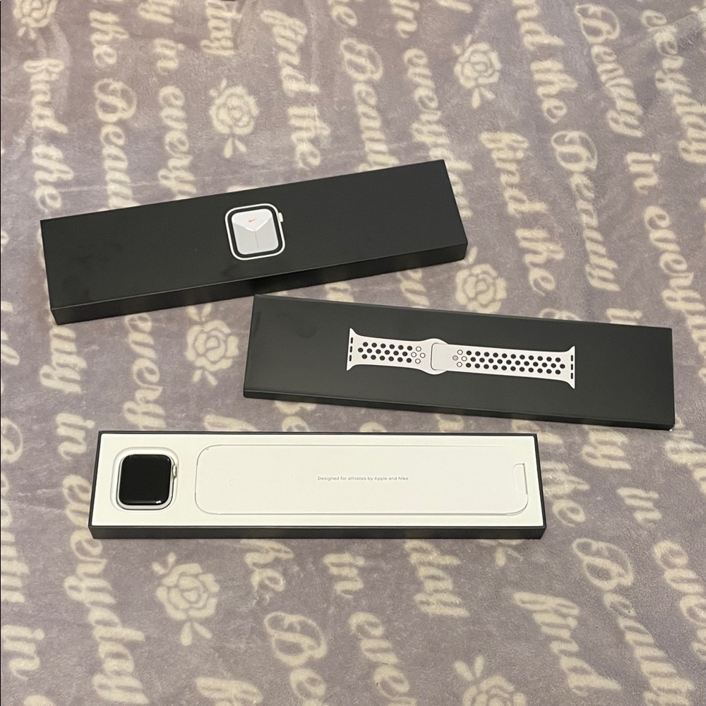 Nike Apple Watch SE 40mm - Picture 2 of 6
